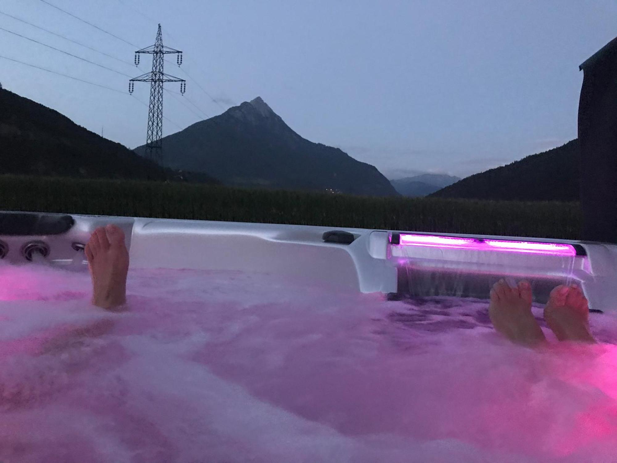 Deluxefort Fuer 10 Gaeste Mit Eigenem Whirlpool Und Fasssauna Imst Buitenkant foto